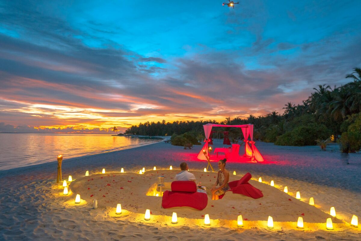 Luxury Fantasy Couples Getaways candlelight dinner on the beach